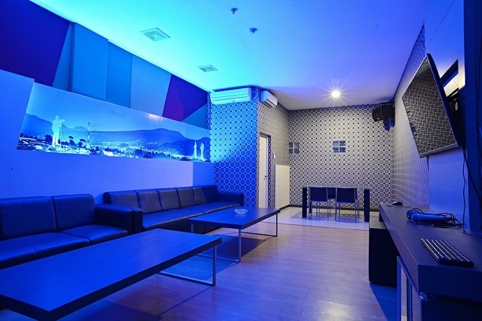 Imagen de los interiores del Hotel Zen Premium Cihampelas. Foto 17