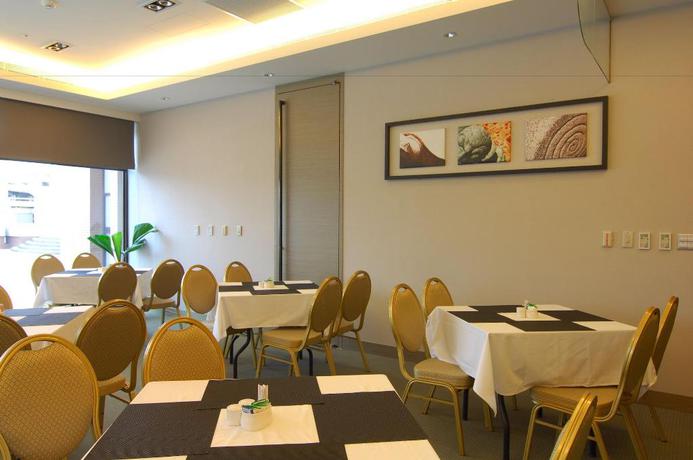 Imagen del bar/restaurante del Hotel Zenda Suites. Foto 9