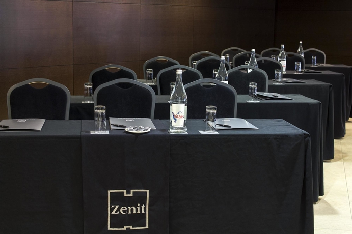 Imagen de la piscina del Hotel Zenit Lisboa. Foto 16