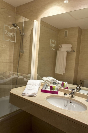 Imagen de la habitación del Hotel Zenit Malaga. Foto 13