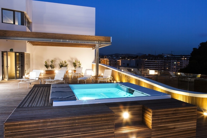 Imagen de la piscina del Hotel Zenit San Sebastián. Foto 19