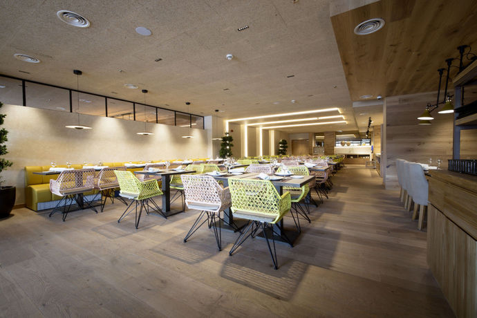 Imagen del bar/restaurante del Hotel Zenit Sevilla. Foto 2