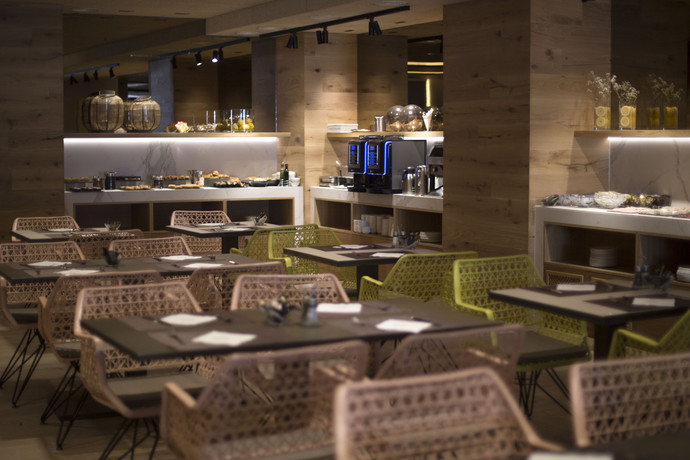 Imagen del bar/restaurante del Hotel Zenit Sevilla. Foto 3