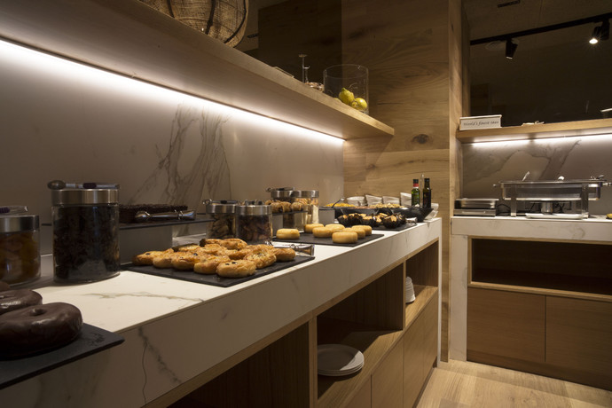 Imagen del bar/restaurante del Hotel Zenit Sevilla. Foto 5