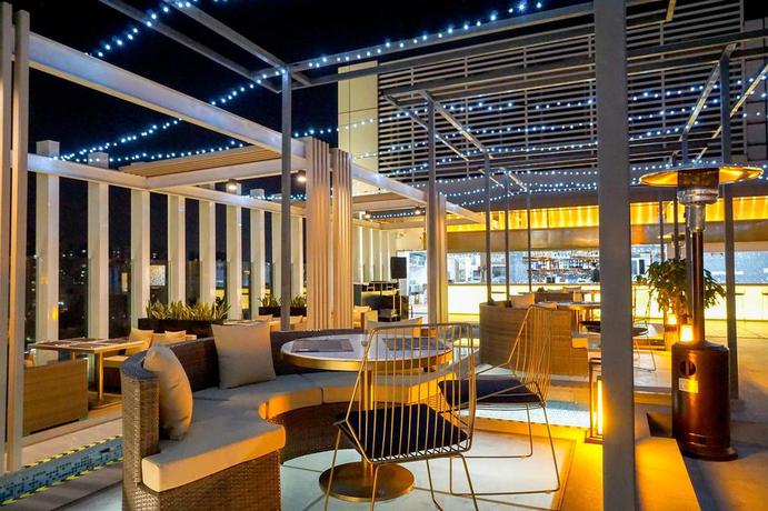Imagen de los exteriores del Hotel Zenith International. Foto 7