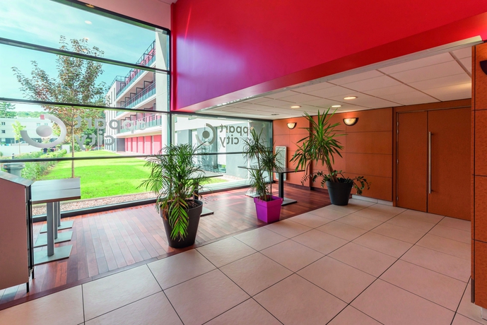 Imagen de los interiores del Hotel Zenitude Hôtel-Résidences Versailles Saint-Cyr-l'Ecole. Foto 11