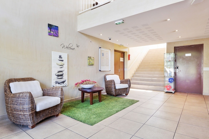 Imagen de los interiores del Hotel Zenitude -résidences Toulon Six Fours. Foto 19