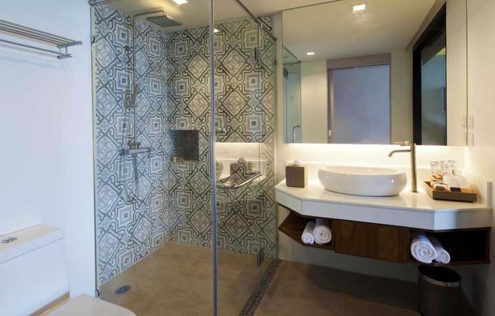 Imagen de la habitación del Hotel Zenmaya Oceanfront Phuket, Trademark Collection By Wyndham. Foto 12