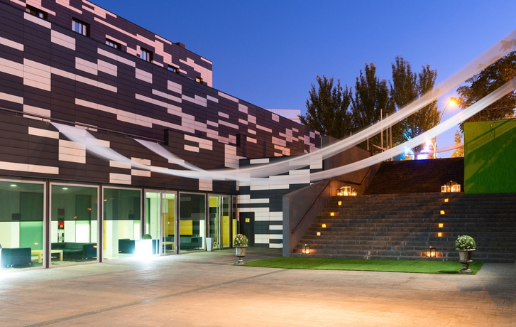 Imagen de los exteriores del Hotel Zentral Ave. Foto 11