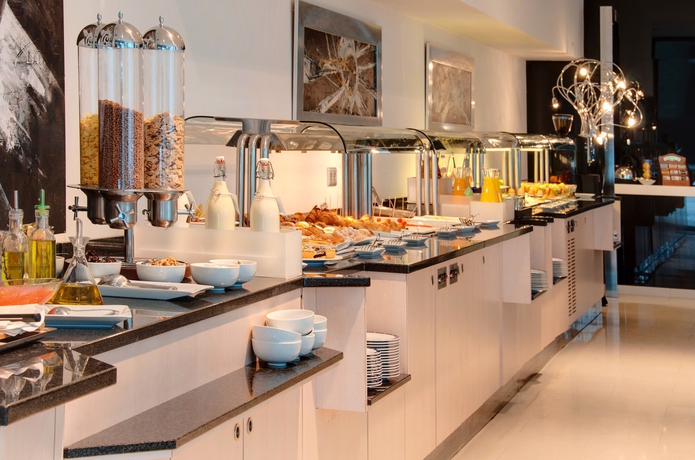 Imagen del bar/restaurante del Hotel Zentral Ave. Foto 4