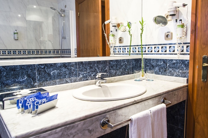 Imagen de la habitación del Hotel Zentral Gijon Rey Pelayo. Foto 9