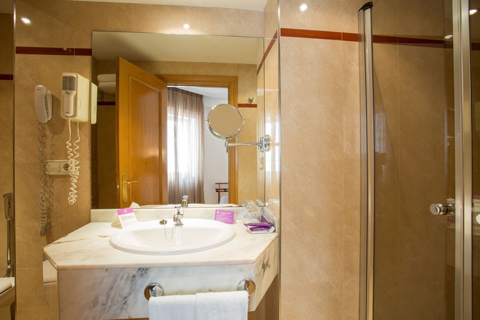 Imagen de la habitación del Hotel Zentral Ramiro I Oviedo. Foto 4