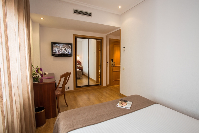 Imagen de la habitación del Hotel Zentral Ramiro I Oviedo. Foto 6