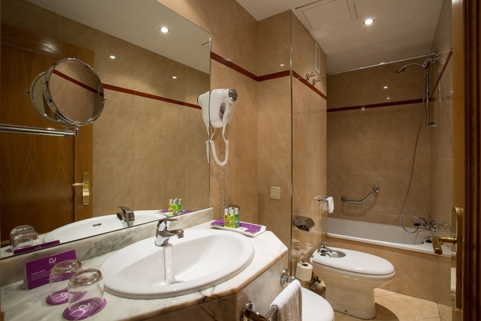 Imagen de la habitación del Hotel Zentral Ramiro I Oviedo. Foto 9