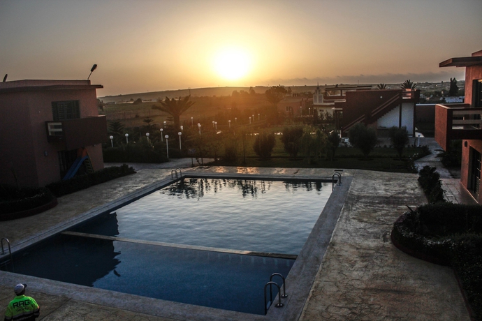 Imagen de la piscina del Hotel Zerad. Foto 19