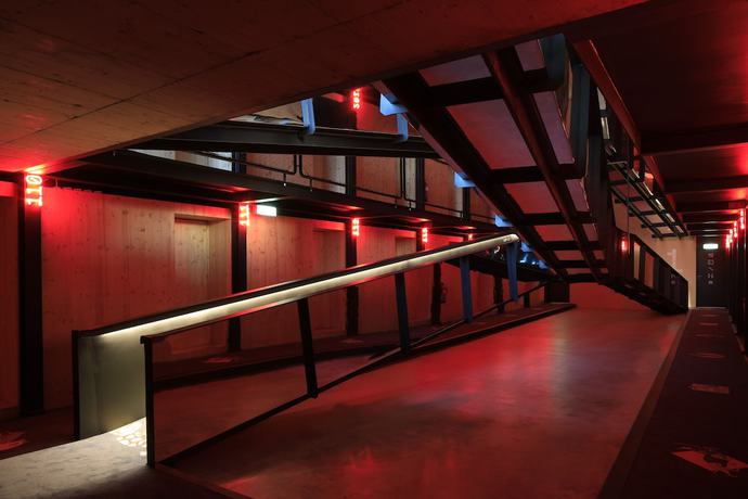 Imagen de los interiores del Hotel Zero Box Lodge Coimbra. Foto 8