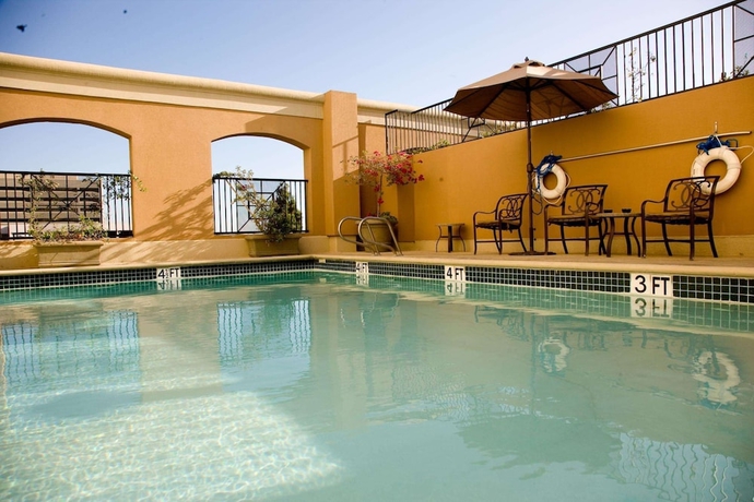Imagen de la piscina del Hotel Zessa Orange County Airport, a DoubleTree by Hilton. Foto 17