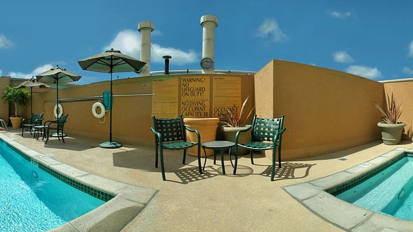 Imagen de la piscina del Hotel Zessa Orange County Airport, a DoubleTree by Hilton. Foto 19