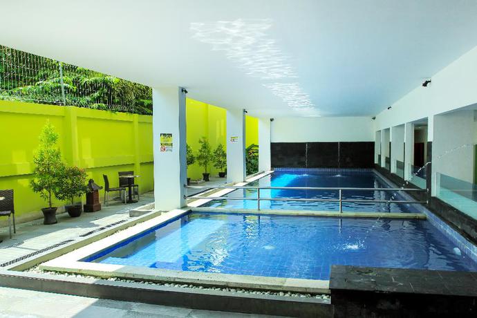 Imagen de la piscina del Hotel Zest Hotel Yogyakarta. Foto 18