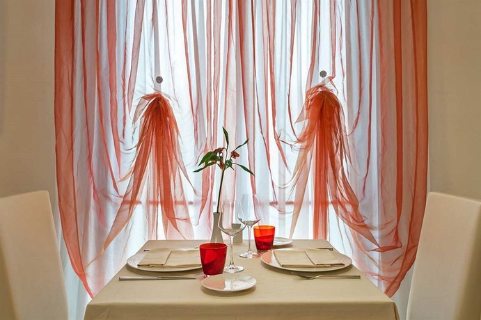 Imagen del bar/restaurante del Hotel Zeus Essence Dolce by Wyndham Milan Malpensa. Foto 6