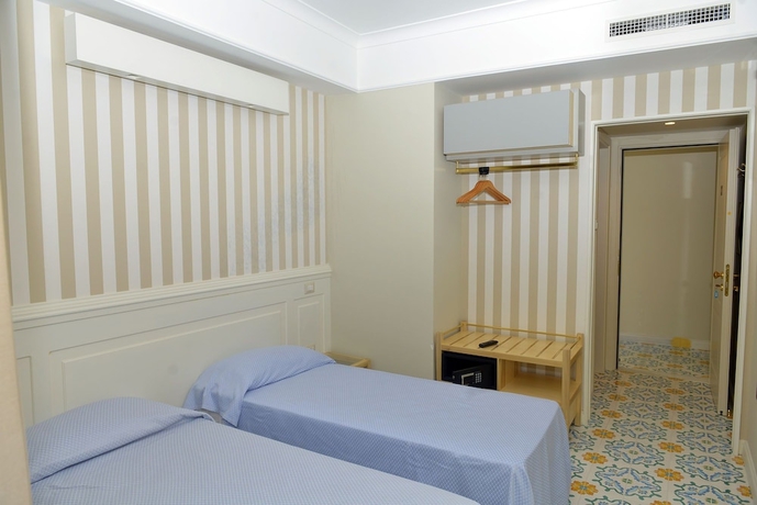 Imagen de la habitación del Hotel Zeus Pompei. Foto 4