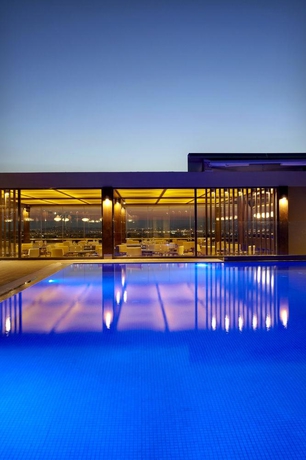 Imagen de la piscina del Hotel Zeus Wyndham Grand Athens. Foto 12