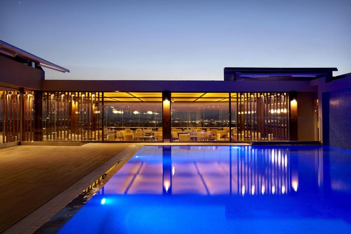 Imagen de la piscina del Hotel Zeus Wyndham Grand Athens. Foto 13