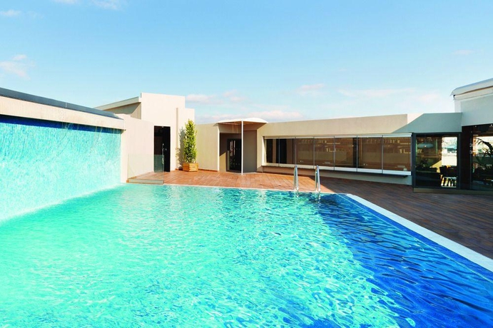 Imagen de la piscina del Hotel Zeus Wyndham Grand Athens. Foto 14