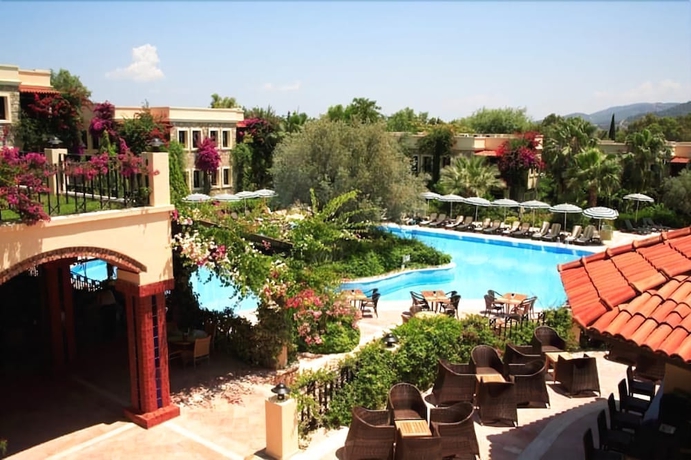 Imagen de la piscina del Hotel Zeytinada. Foto 15