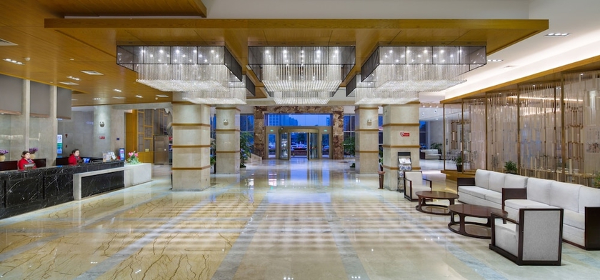 Imagen de los interiores del Hotel Zhangjiajie Huatian. Foto 19