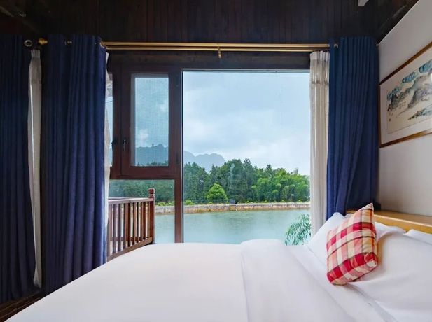 Imagen de la habitación del Hotel Zhangjiajie Ldyllic PondsideTimber Lodge. Foto 6