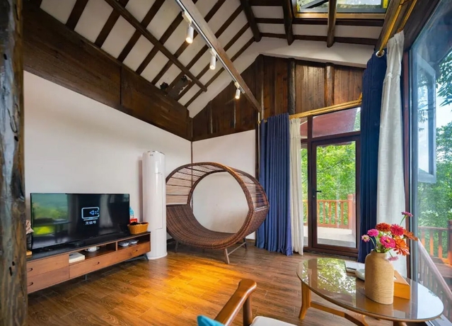 Imagen de la habitación del Hotel Zhangjiajie Ldyllic PondsideTimber Lodge. Foto 9