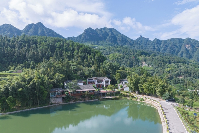 Imagen general del Hotel Zhangjiajie Ldyllic PondsideTimber Lodge. Foto 1