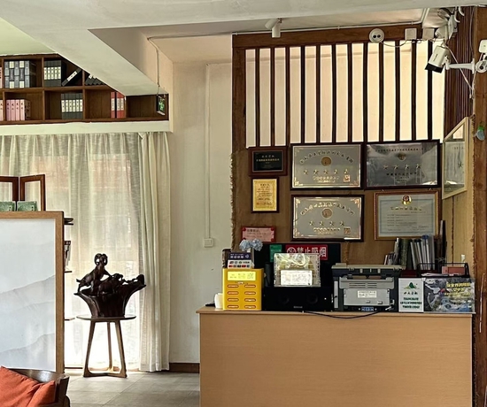 Imagen de los interiores del Hotel Zhangjiajie Ldyllic PondsideTimber Lodge. Foto 16