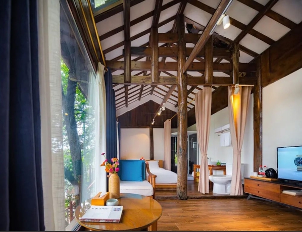Imagen de la habitación del Hotel Zhangjiajie Ldyllic PondsideTimber Lodge. Foto 12
