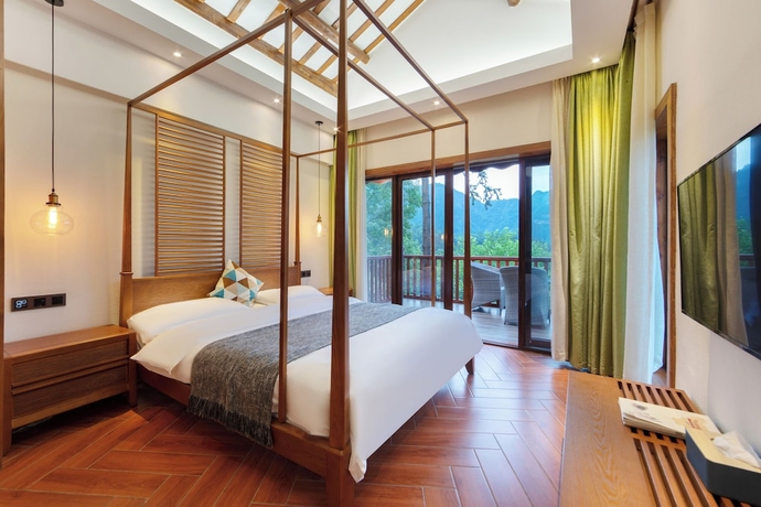 Imagen de la habitación del Hotel Zhangjiajie Ldyllic PondsideTimber Lodge. Foto 13