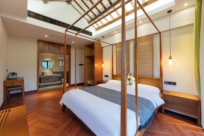 Imagen de la habitación del Hotel Zhangjiajie Ldyllic PondsideTimber Lodge. Foto 14