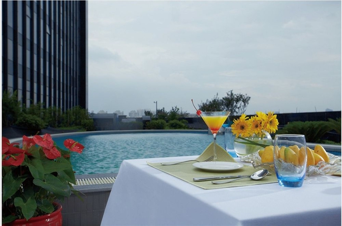 Imagen de la piscina del Hotel Zhejiang Sanli New Century Grand Hangzhou. Foto 12