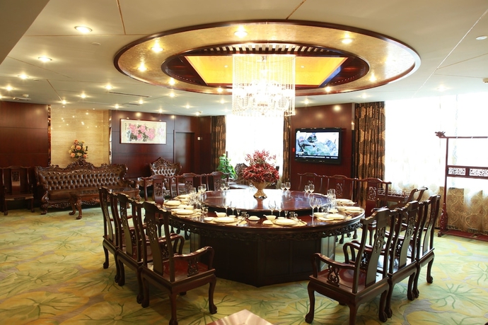Imagen del bar/restaurante del Hotel Zhenbao Holiday Nanjing Yuhua. Foto 2