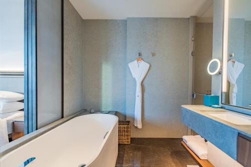 Imagen de la habitación del Hotel Zhuhai Dong\'ao Island Marriott Resort and Spa. Foto 13
