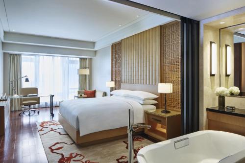Imagen de la habitación del Hotel Zhuhai Marriott. Foto 6