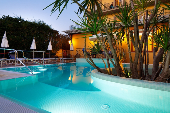 Imagen de la piscina del Hotel Zi' Teresa. Foto 13