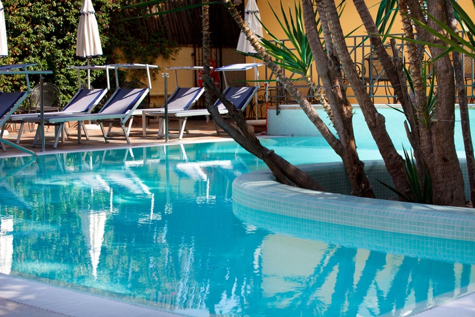 Imagen de la piscina del Hotel Zi' Teresa. Foto 16