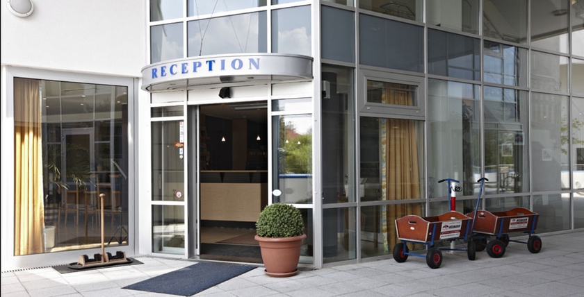 Imagen de los exteriores del Hotel Zingst. Foto 8