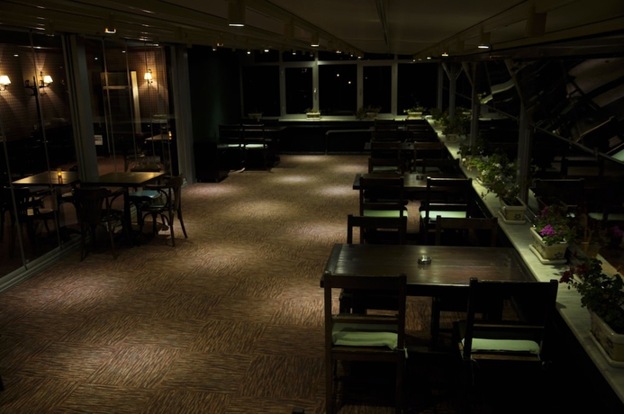 Imagen del bar/restaurante del Hotel Zinos. Foto 6