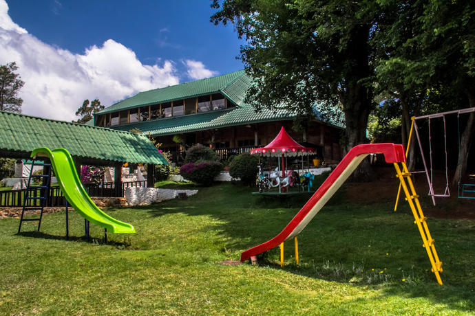 Imagen de los exteriores del Hotel Zirahuén Forest & Resort. Foto 5