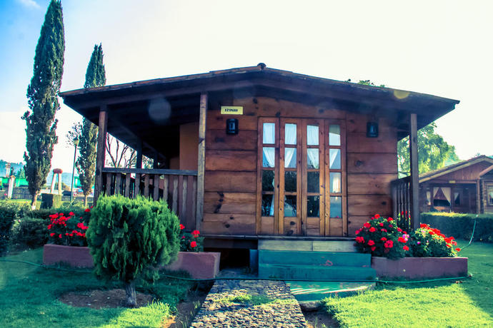 Imagen de los exteriores del Hotel Zirahuén Forest & Resort. Foto 6