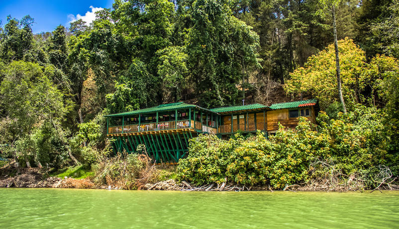 Imagen de los exteriores del Hotel Zirahuén Forest & Resort. Foto 8