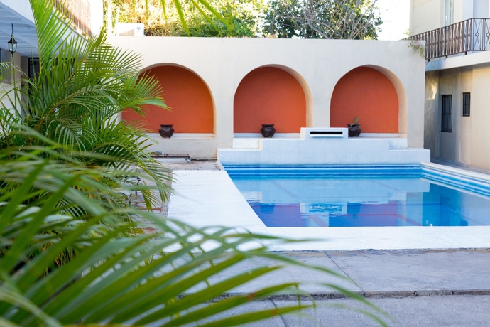 Imagen de la piscina del Hotel Zirahuen. Foto 7