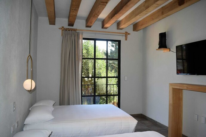 Imagen de la habitación del Hotel Zirahuen Forest and Resort. Foto 23